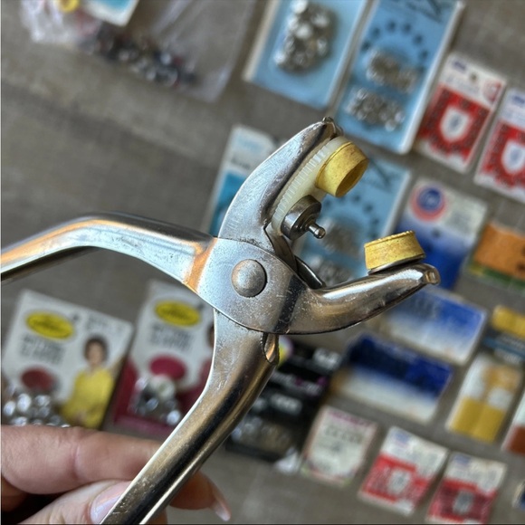 Vintage Fasteners Lot Sewing Snaps Hooks Eyes Buttons Gripper Tool Elbow Patch - Picture 2 of 9